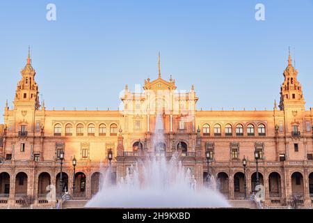 Piazza Spagna, nel Parco Maria Luisa al tramonto, a Siviglia, Spagna. E' un esempio distintivo di elementi di mescolamento del Barocco, del Rinascimento e del Mo Foto Stock