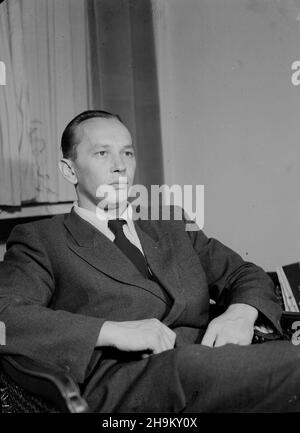 Warszawa, 1948-09. Dyrektor naczelny Przedsiêbiorstwa Pañstwowego Film Polski (PPFP) Stanis³aw Albrecht w swoim gabinecie. wb PAP Dok³adny dzieñ wydarzenia nieustalony. Varsavia, 1948 settembre. Film Polski state Enterprise Director Stanislaw Albrecht nel suo studio. wb PAP Foto Stock