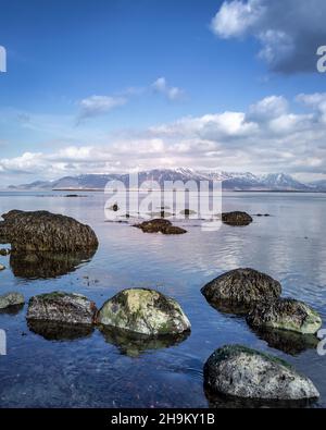 Un panorama roccioso della costa dell'oceano Atlantico, visto dalla penisola di Seltjarnarnes nella regione della capitale, Islanda. Niente persone, cielo nuvoloso. Foto Stock
