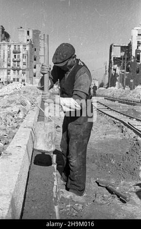 Warszawa, 1948-09. Budowa nowej ulicy Marsza³kowskiej. Prace na placu Bankowym. msa PAP Dok³adny dzieñ wydarzenia nieustalony. Varsavia, 1948 settembre. La costruzione di via Marszalkowska. Lavoro su Bankowy Square. msa PAP Foto Stock