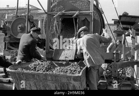 Warszawa, 1948-09. Budowa nowej ulicy Marsza³kowskiej. Prace na placu Bankowym. NZ. Betoniarka. msa PAP Dok³adny dzieñ wydarzenia nieustalony. Varsavia, 1948 settembre. La costruzione di via Marszalkowska. Lavori su Bankowy Square. Nella foto: Un miscelatore di calcestruzzo. msa PAP Foto Stock