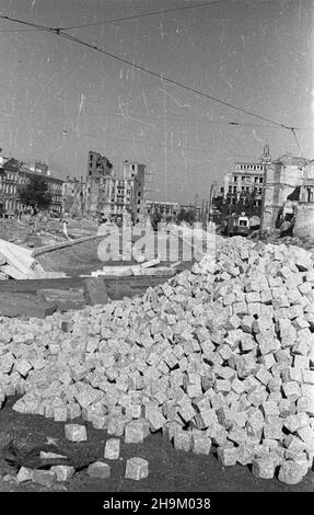 Warszawa, 1948-09. Budowa nowej ulicy Marsza³kowskiej. Prace na placu Bankowym. msa PAP Dok³adny dzieñ wydarzenia nieustalony. Varsavia, 1948 settembre. La costruzione di via Marszalkowska. Lavoro su Bankowy Square. msa PAP Foto Stock