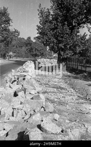 Warszawa, 1948-09. Budowa nowej ulicy Marsza³kowskiej. NZ. Prace na odcinku miêdzy placem Bankowym a ulic¹ Królewska. msa PAP Dok³adny dzieñ wydarzenia nieustalony. Varsavia, 1948 settembre. La costruzione di via Marszalkowska. Nella foto: Lavori sulla sezione tra Piazza Bankowy e Via Krolewska. msa PAP Foto Stock