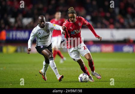 Il Sean Clare di Charlton Athletic (a destra) e il Sone Aluko di Ipswich Town combattono per la palla durante la partita della Sky Bet League uno a The Valley, Londra. Data foto: Martedì 7 dicembre 2021. Foto Stock