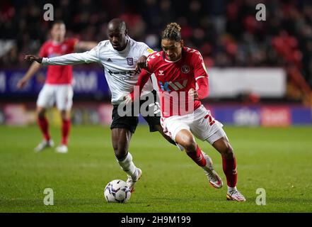 Il Sean Clare di Charlton Athletic (a destra) e il Sone Aluko di Ipswich Town combattono per la palla durante la partita della Sky Bet League uno a The Valley, Londra. Data foto: Martedì 7 dicembre 2021. Foto Stock