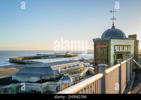 Ramsgate, UK - Nov 28 2021 Wellington Crescent Cliff Lift, un ascensore di grado II edoardiano elencato sopra le sabbie principali di Ramsgate, il Royal Pavilion Foto Stock