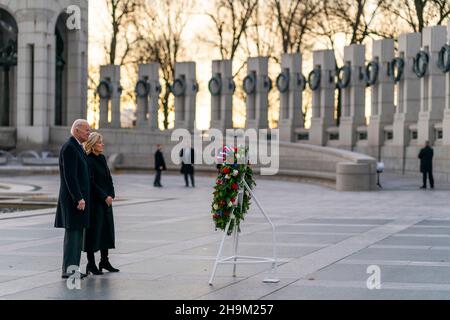 Washington, Stati Uniti d'America. 7 dicembre 2021. Washington, Stati Uniti d'America. 07 dicembre 2021. Il presidente degli Stati Uniti Joe Biden e First Lady Jill Biden piazzano una corona in ricordo dell'ottantesimo anniversario dell'attacco giapponese a Pearl Harbor al monumento commemorativo della seconda Guerra Mondiale, 7 dicembre 2021 a Washington, DC Credit: Adam Schultz/White House Photo/Alamy Live News Foto Stock