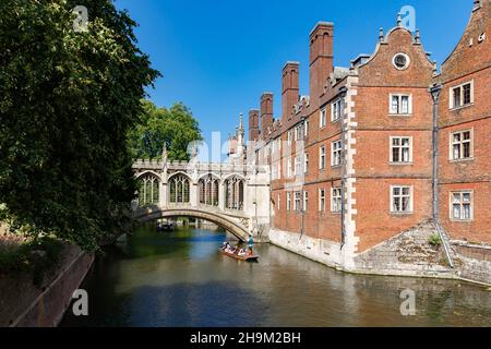 Cambridge, Regno Unito, 23 luglio 2019: Vista pittoresca del famoso Ponte coperto dei Sospiri al St John's College, River Cam, le guide portano i turisti Foto Stock