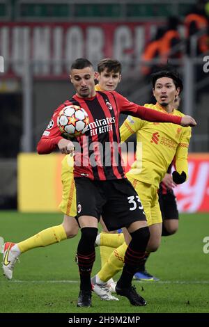 Milano, Italia. 7 dicembre 2021. Rade Krunic di AC Milan e Takumi Minamino di Liverpool durante la partita di football del gruppo B UEFA Champions League tra AC Milan e Liverpool allo stadio San Siro di Milano (Italia), 7 dicembre 2021. Foto Andrea Staccioli/Insidefoto Credit: Ininsidefoto srl/Alamy Live News Foto Stock