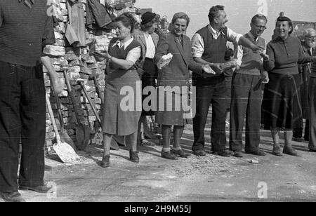 Warszawa, 1948-09. Rynek Nowego Miasta. Prace przy usuwaniu gruzu przed koœcio³em pw. œw. Kazimierza ssa Sakramentek. msa PAP Dok³adny dzieñ wydarzenia nieustalony. Varsavia, 1948 settembre. Piazza della Città Nuova. Asportazione di macerie di fronte alla Chiesa di San Casimiro, appartenente alle Suore del Santissimo Sacramento, msa PAP Foto Stock