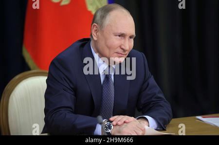 Sochi, Russia. 7 dicembre 2021. Il presidente russo Vladimir Putin si unisce a una cerimonia di videoconferenza che ha lanciato il servizio passeggeri su una nuova sezione della linea del Grande cerchio della metropolitana di Mosca dalla sua residenza nel Mar Nero Bocharov Ruchei, 7 dicembre 2021 a Sochi, Russia. Credit: Mikhail Metzel/Kremlin Pool/Alamy Live News Foto Stock