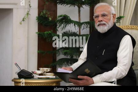 New Delhi, India. 06 dicembre 2021. Il primo ministro indiano Narendra modi ascolta il presidente russo Vladimir Putin durante un incontro bilaterale alla Casa di Hyderabad, il 6 dicembre 2021 a Nuova Delhi, India. Credit: Mikhail Klimentyev/Russian Government/Alamy Live News Foto Stock