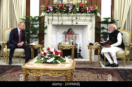 New Delhi, India. 06 dicembre 2021. Il primo ministro indiano Narendra modi, a destra, durante un incontro bilaterale con il presidente russo Vladimir Putin, alla casa di Hyderabad, 6 dicembre 2021 a Nuova Delhi, India. Credit: Mikhail Klimentyev/Russian Government/Alamy Live News Foto Stock