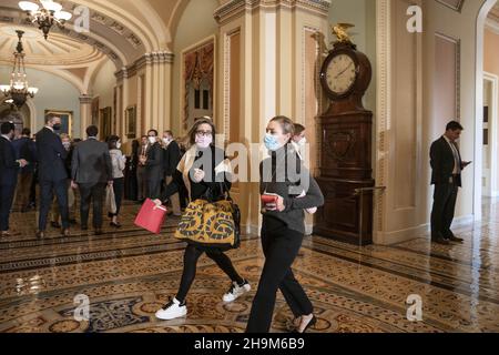 Washington, Stati Uniti. 7 dicembre 2021. Il Sen. Kyrsten Sinema, D-AZ, cammina al piano del Senato dopo il pranzo caucus democratico al Campidoglio degli Stati Uniti a Washington, DC martedì 7 dicembre 2021. Foto di Sarah Silbiger/UPI Credit: UPI/Alamy Live News Foto Stock