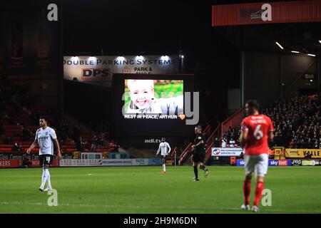 Londra, Regno Unito. 7 dicembre 2021. Il tabellone è mostrato rendendo omaggio a Arthur Labinjo-Hughes. EFL Skybet Football League One Match, Charlton Athletic contro Ipswich Town at the Valley di Londra martedì 7 dicembre 2021. Questa immagine può essere utilizzata solo a scopo editoriale. Solo per uso editoriale, licenza richiesta per uso commerciale. Nessun uso in scommesse, giochi o un singolo club/campionato/player pubblicazioni. pic di Steffan Bowen/Andrew Orchard sport fotografia/Alamy Live news credito: Andrew Orchard sport fotografia/Alamy Live News Foto Stock