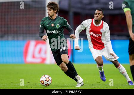 AMSTERDAM, PAESI BASSI - 7 DICEMBRE: Daniel Braganca di Sporting CP e Ryan Gravenberch di Ajax durante la partita UEFA Champions League tra Ajax e Sporting Clube de Portugal alla Johan Cruijff Arena il 7 dicembre 2021 ad Amsterdam, Paesi Bassi (Foto di Peter Lous/Orange Pictures) Foto Stock