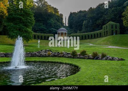 Gli storici giardini barocchi di Kleve, risalenti al 17th secolo, l'anfiteatro sullo Springenberg, la statua di Pallas Athene, la città termale di Kleve, NRW, GE Foto Stock