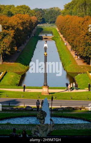 Gli storici giardini barocchi di Kleve, risalenti al 17th secolo, l'anfiteatro sullo Springenberg, la scultura del New Iron Man, la città termale di Kleve, N Foto Stock