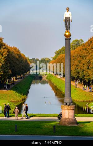 Gli storici giardini barocchi di Kleve, risalenti al 17th secolo, l'anfiteatro sullo Springenberg, la scultura del New Iron Man, la città termale di Kleve, N Foto Stock