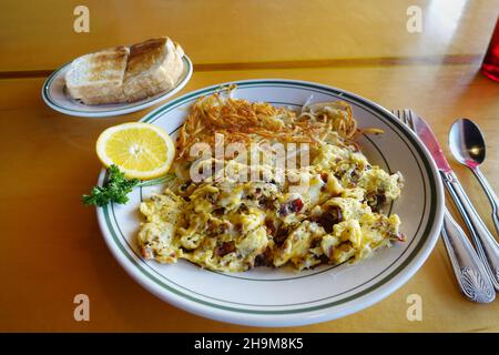 Pancetta e uova abbondanti si scottano con hashbrown e toast Foto Stock