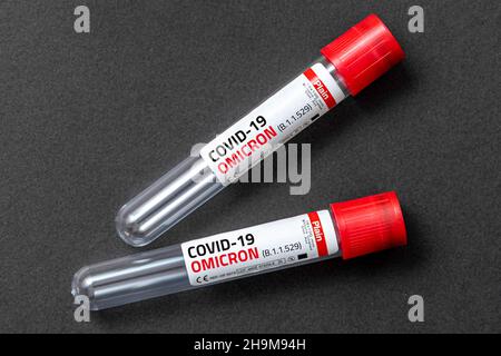 Provetta per il prelievo di sangue con Covid-19 Omicron B.1.1.529 Variant e covid-19 Novel Coronavirus Mutation Label Foto Stock