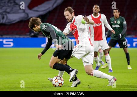 AMSTERDAM, PAESI BASSI - 7 DICEMBRE: Daniel Braganca di Sporting CP battaglie per la palla con Daley Blind di Ajax durante la partita UEFA Champions League tra Ajax e Sporting Clube de Portugal alla Johan Cruijff Arena il 7 dicembre 2021 ad Amsterdam, Paesi Bassi (Foto di Peter Lous/Orange Pictures) Foto Stock