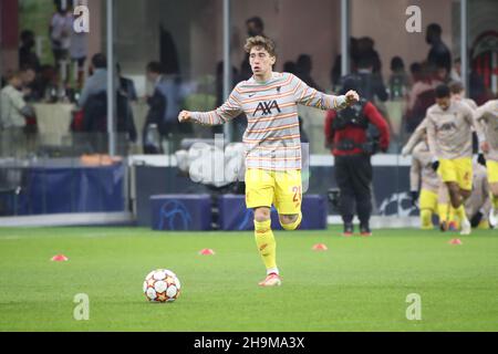 Milano, Italia. 7 dicembre 2021. Kostantinos Tsimikas durante AC Milan vs Liverpool, UEFA Champions League partita di calcio a Milano, Italia, Dicembre 07 2021 Credit: Agenzia fotografica indipendente/Alamy Live News Foto Stock