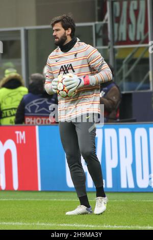 Milano, Italia. 7 dicembre 2021. Alisson durante AC Milan vs Liverpool, UEFA Champions League di calcio a Milano, Italia, Dicembre 07 2021 credito: Independent Photo Agency/Alamy Live News Foto Stock