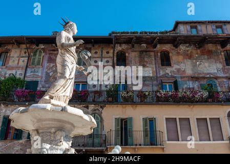 Bella statua antica di Maria sulla fontana in piazza delle Erbe a Verona Foto Stock