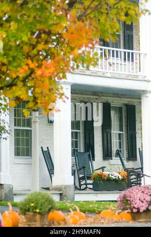 Portico con sedie a dondolo, The Grafton Inn, Grafton, Vermont, USA Foto Stock