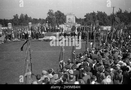 Warszawa, 1948-09-12. Czwara rocznica wyzwolenia Pragi. Uroczystoœæ pod pomnikiem ¯o³nierzy Radzieckich przy rondzie Waszyngtona. wb PAP Dok³adny dzieñ wydarzenia nieustalony. Varsavia, 12 settembre 1948. Il 4° anniversario della liberazione del quartiere Praga di Varsavia. Cerimonie al Monumento ai soldati sovietici in Piazza Waszyngtona. wb PAP Foto Stock