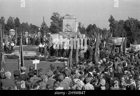 Warszawa, 1948-09-12. Czwara rocznica wyzwolenia Pragi. Uroczystoœæ pod pomnikiem ¯o³nierzy Radzieckich przy rondzie Waszyngtona. wb PAP Dok³adny dzieñ wydarzenia nieustalony. Varsavia, 12 settembre 1948. Il 4° anniversario della liberazione del quartiere Praga di Varsavia. Cerimonie al Monumento ai soldati sovietici in Piazza Waszyngtona. wb PAP Foto Stock