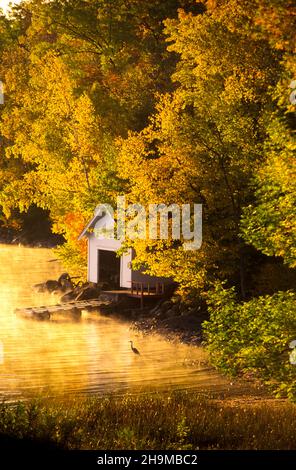 Boathouse sulla riva del lago Memphremagog, Newport, Vermont, USA Foto Stock