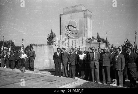 Warszawa, 1948-09-12. Czwara rocznica wyzwolenia Pragi. Uroczystoœæ pod pomnikiem ¯o³nierzy Radzieckich przy rondzie Waszyngtona. wb PAP Varsavia, 12 settembre 1948. Il 4° anniversario della liberazione del quartiere Praga di Varsavia. Cerimonie al Monumento ai soldati sovietici in Piazza Waszyngtona. wb PAP Foto Stock