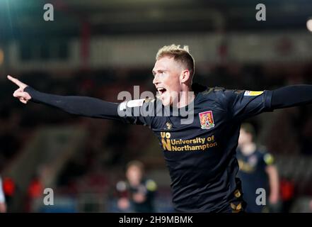 Mitch Pinnock di Northampton Town festeggia dopo aver assistito il compagno di squadra Sam Hoskins (non raffigurato) a segnare il secondo gol del gioco durante la partita della Sky Bet League Two a St James Park, Exeter. Data foto: Martedì 7 dicembre 2021. Foto Stock