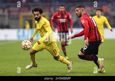 Mohamed Salah di Liverpool (a sinistra) e Theo Hernandez di AC Milan in azione durante la partita UEFA Champions League, Gruppo B al San Siro di Milano. Data foto: Martedì 7 dicembre 2021. Foto Stock