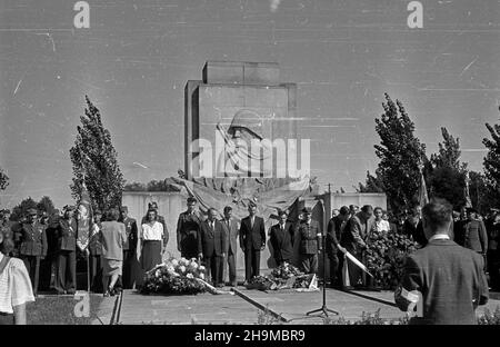 Warszawa, 1948-09-12. Czwara rocznica wyzwolenia Pragi. Sk³adanie wieñców pod pomnikiem ¯o³nierzy Radzieckich przy rondzie Waszyngtona. wb PAP Varsavia, 12 settembre 1948. Il 4° anniversario della liberazione del quartiere Praga di Varsavia. Una cerimonia di posa della corona al Monumento ai soldati sovietici in Piazza Waszyngtona. wb PAP Foto Stock