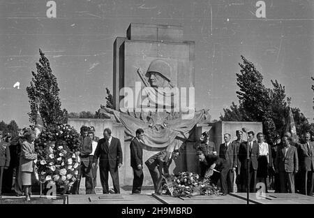 Warszawa, 1948-09-12. Czwara rocznica wyzwolenia Pragi. Sk³adanie wieñców pod pomnikiem ¯o³nierzy Radzieckich przy rondzie Waszyngtona. wb PAP Varsavia, 12 settembre 1948. Il 4° anniversario della liberazione del quartiere Praga di Varsavia. Una cerimonia di posa della corona al Monumento ai soldati sovietici in Piazza Waszyngtona. wb PAP Foto Stock