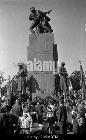 Warszawa, 1948-09-12. Czwara rocznica wyzwolenia Pragi. Z³o¿enie wieñców pod pomnikiem Braterstwa Broni. wb PAP Varsavia, 12 settembre 1948. Il 4° anniversario della liberazione del quartiere Praga di Varsavia. Una cerimonia di posa della corona al Monumento alla Confraternita delle armi. wb PAP Foto Stock