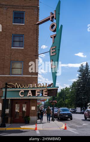 Livingston, Montana - 3 luglio 2021: L'insegna al neon per il ristorante e bar Murray Cafe Foto Stock