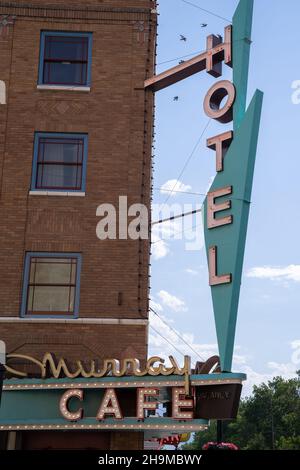 Livingston, Montana - 3 luglio 2021: L'insegna al neon per il ristorante e bar Murray Cafe Foto Stock