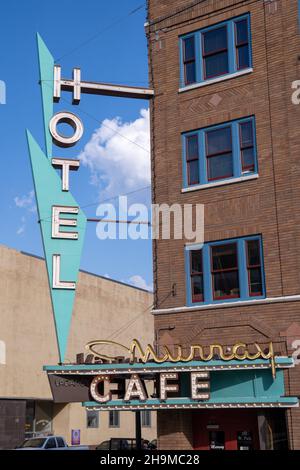 Livingston, Montana - 3 luglio 2021: L'insegna al neon per il ristorante e bar Murray Cafe Foto Stock