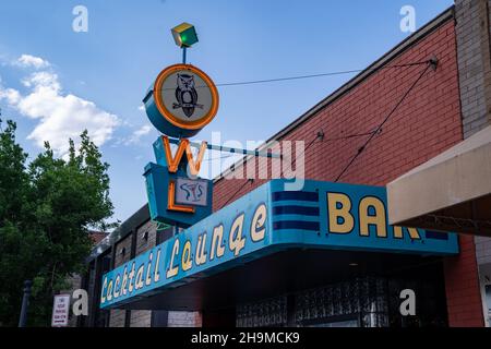 Livingston, Montana - 3 luglio 2021: Cartello al neon retrò vintage per il bar Owl e la sala cocktail Foto Stock