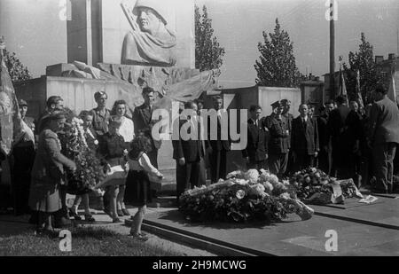 Warszawa, 1948-09-12. Czwara rocznica wyzwolenia Pragi. Uroczystoœæ pod pomnikiem ¯o³nierzy Radzieckich przy rondzie Waszyngtona. wb PAP Varsavia, 12 settembre 1948. Il 4° anniversario della liberazione del quartiere Praga di Varsavia. Cerimonie al Monumento ai soldati sovietici in Piazza Waszyngtona. wb PAP Foto Stock