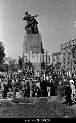 Warszawa, 1948-09-12. Czwara rocznica wyzwolenia Pragi. Z³o¿enie wieñców pod pomnikiem Braterstwa Broni. wb PAP Varsavia, 12 settembre 1948. Il 4° anniversario della liberazione del quartiere Praga di Varsavia. Una cerimonia di posa della corona al Monumento alla Confraternita delle armi. wb PAP Foto Stock