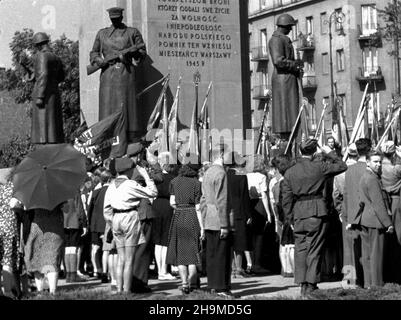 Warszawa, 1948-09-12. Czwara rocznica wyzwolenia Pragi. NZ. uroczystoœæ z³o¿enia wieñców pod pomnikiem Braterstwa Broni przy ul. PAP. msa Targowej Varsavia, 12 settembre 1948. Il quarto anniversario della liberazione del distretto di Praga. Nella foto: Una cerimonia di posa della corona al Monumento alla Fratellanza di armi su Targowa Street. msa PAP Foto Stock