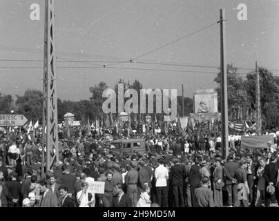 Warszawa, 1948-09-12. Czwara rocznica wyzwolenia Pragi. NZ. uroczystoœæ z³o¿enia wieñców pod pomnikiem ¯o³nierzy Radzieckich przy rondzie Waszyngtona. msa PAP Varsavia, 12 settembre 1948. Il quarto anniversario della liberazione del distretto di Praga. Una cerimonia di posa della corona al Monumento ai soldati sovietici sulla rotonda di Waszyngtona. msa PAP Foto Stock