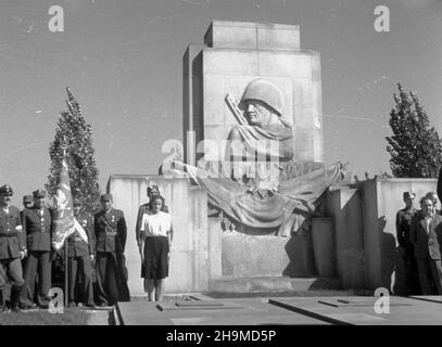 Warszawa, 1948-09-12. Czwara rocznica wyzwolenia Pragi. Uroczystoœæ z³o¿enia wieñców pod pomnikiem ¯o³nierzy Radzieckich przy rondzie Waszyngtona. NZ. warta honorowa. msa PAP Varsavia, 12 settembre 1948. Il quarto anniversario della liberazione del distretto di Praga. Una cerimonia di posa della corona al Monumento ai soldati sovietici sulla rotonda di Waszyngtona. Nella foto: La guardia d'onore. msa PAP Foto Stock