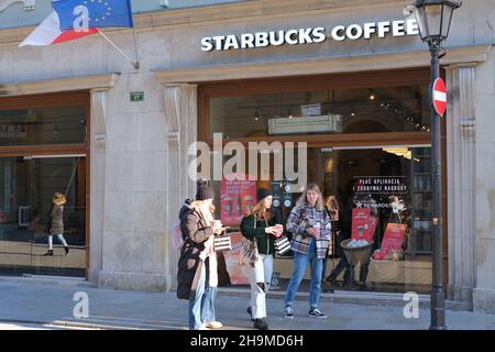 CRACOVIA, POLONIA - 2 DICEMBRE 2021: Ingresso alla caffetteria Starbucks. Caffè Starbucks a Cracovia in Polonia, persone che vengono in Starbucks, persone che bevono caffè Foto Stock