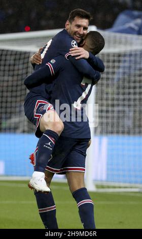 Parigi, Francia, 7 dicembre 2021, Lionel messi di PSG celebra il suo primo goal con Kylian Mbappe durante la UEFA Champions League, Group A football match tra Paris Saint-Germain (PSG) e Club Brugge il 7 dicembre 2021 allo stadio Parc des Princes di Parigi, Francia - Foto: Jean Catuffe/DPPI/LiveMedia Foto Stock